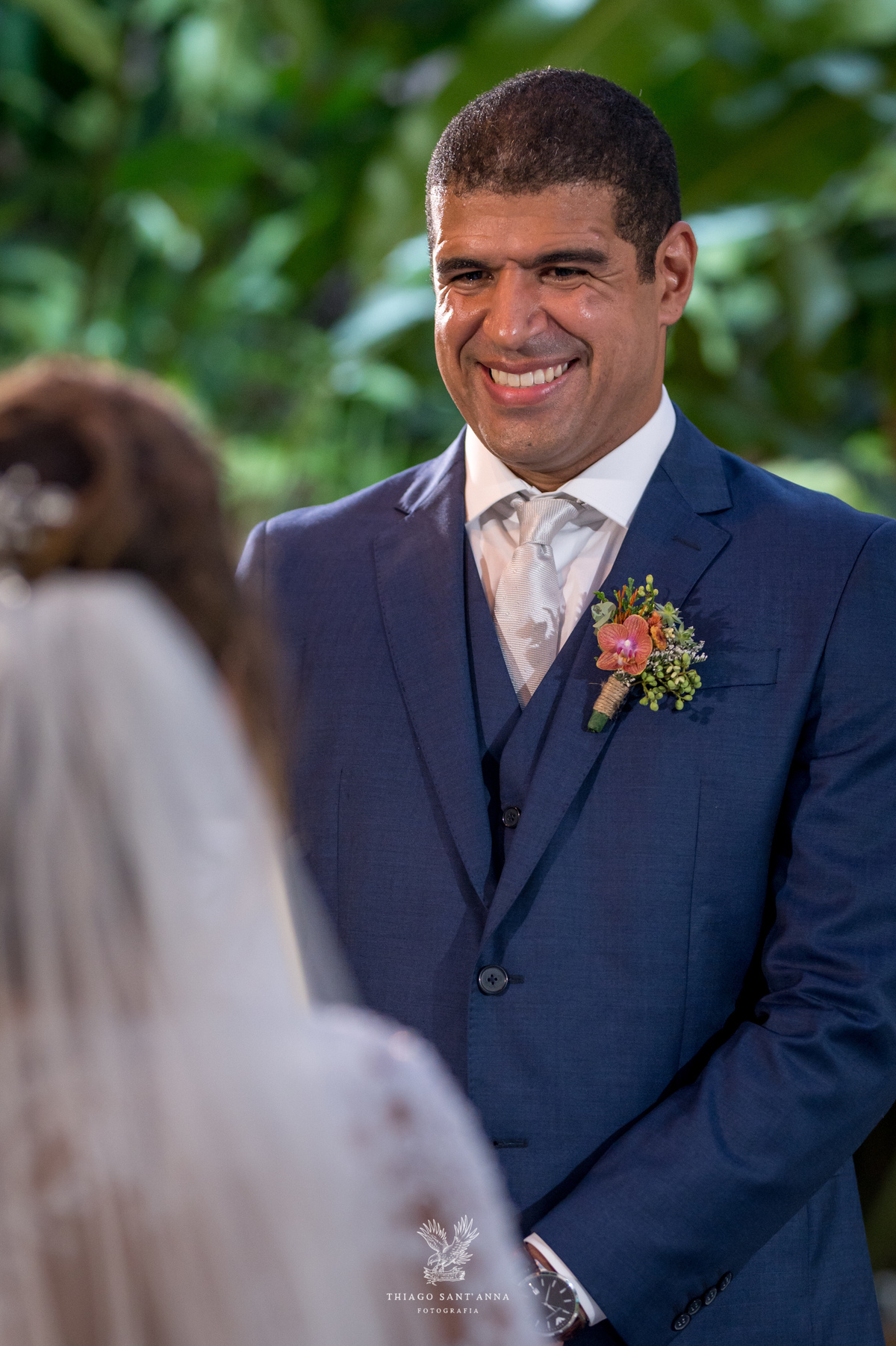 noivos no altar cerimônia noivo sorri