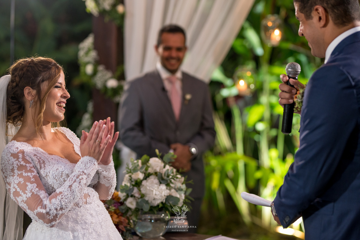 noivos no altar cerimônia votos do noivo noiva aplaude