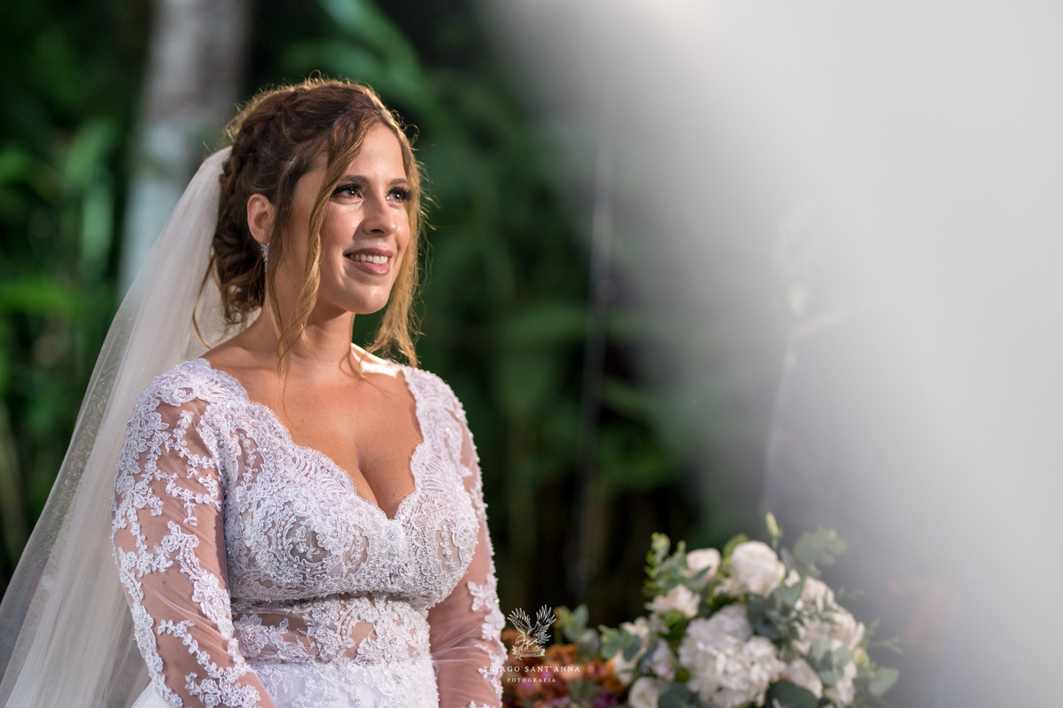 noivos no altar cerimônia votos do noivo noiva sorri