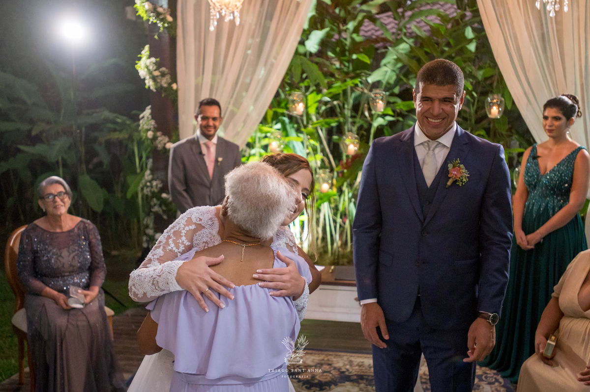 Noiva abraça senhora no altar 