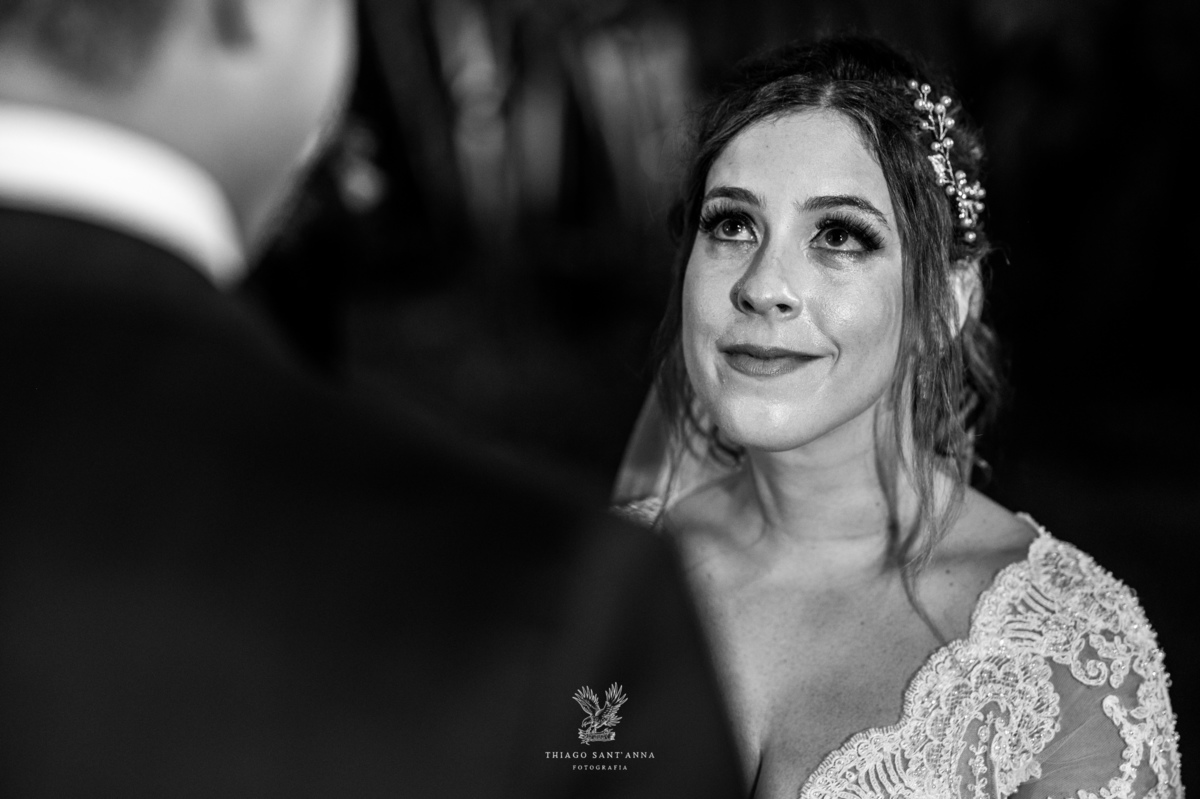 noivos no altar preto e branco