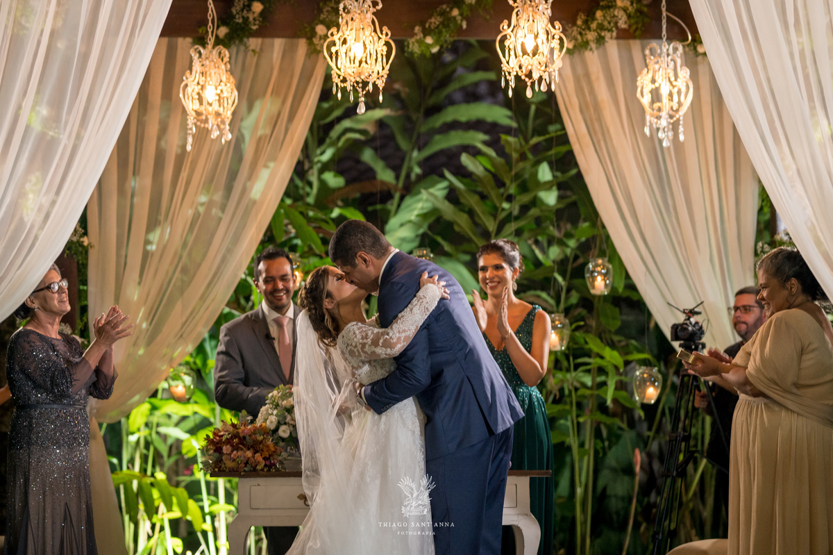 Beijo dos noivos no altar