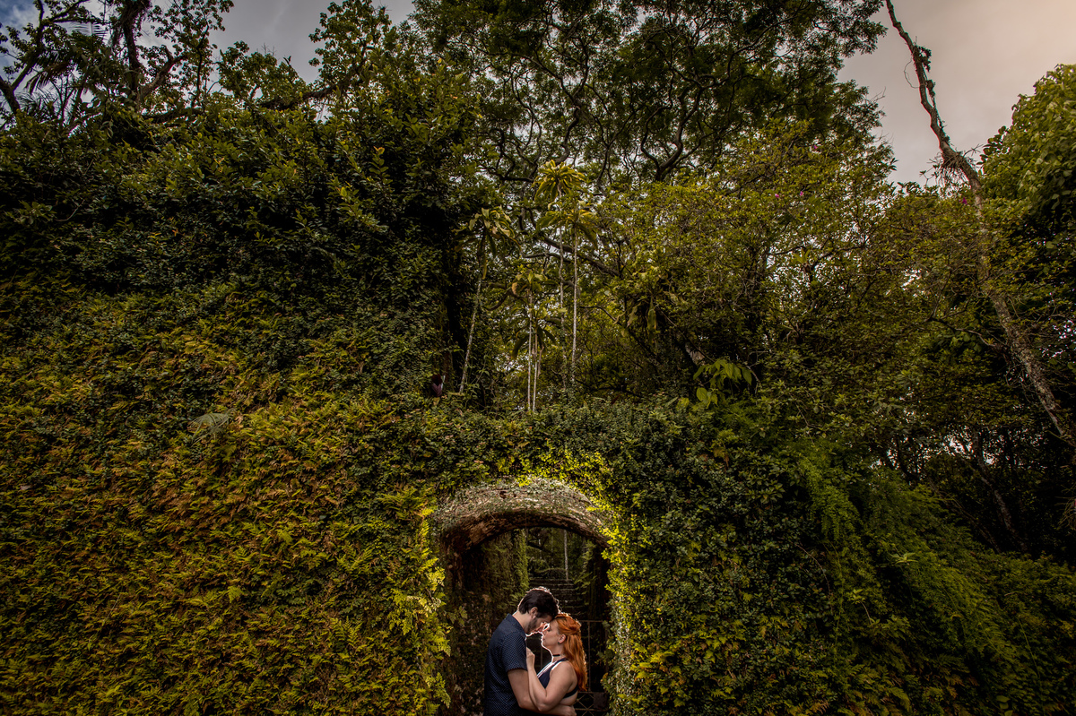 Ensaio casal pré wedding ambiente externo arborizado natureza 