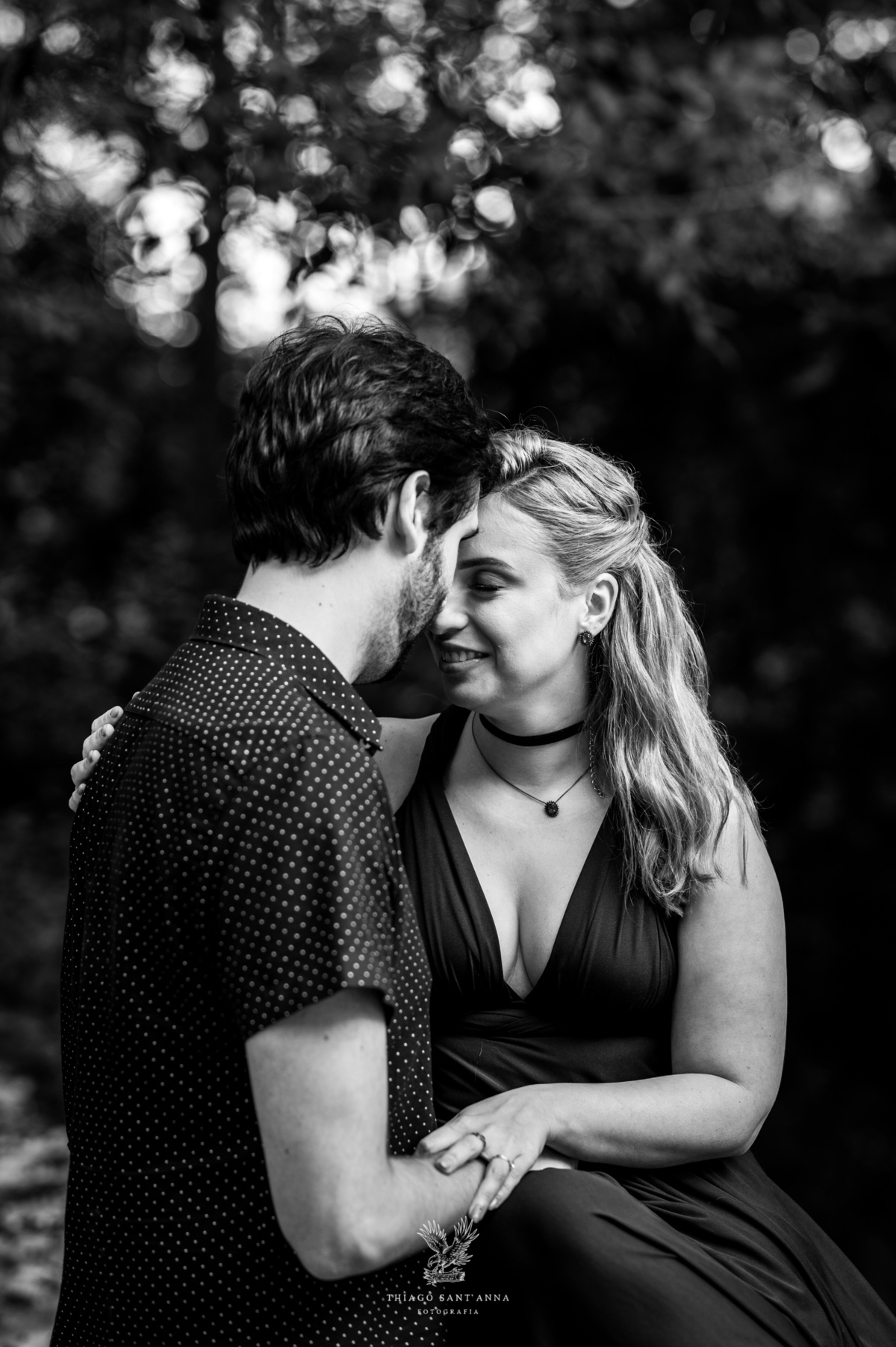 Ensaio casal pré wedding ambiente externo arborizado natureza  preto e branco
