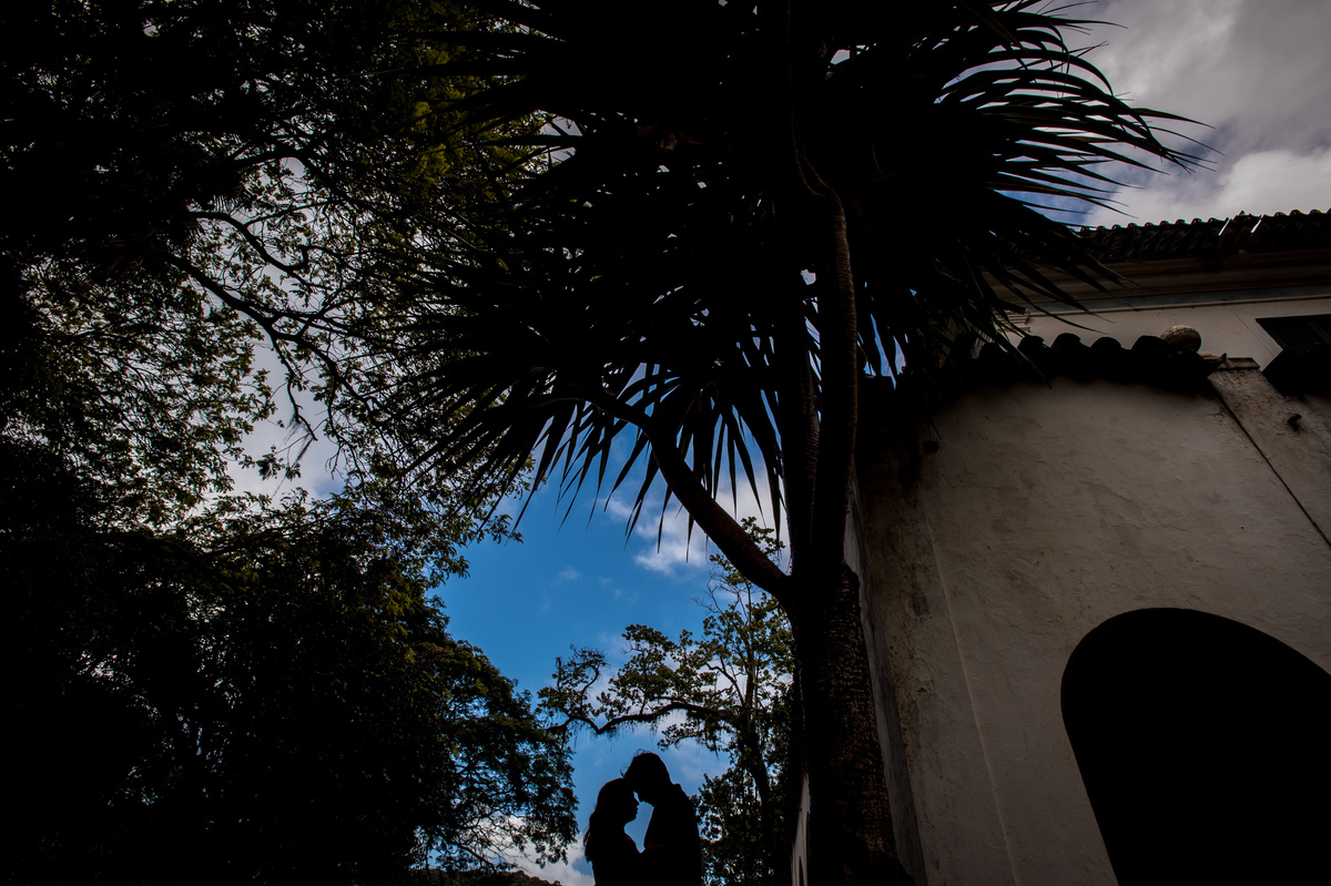 Ensaio casal pré wedding ambiente externo arborizado natureza silhueta