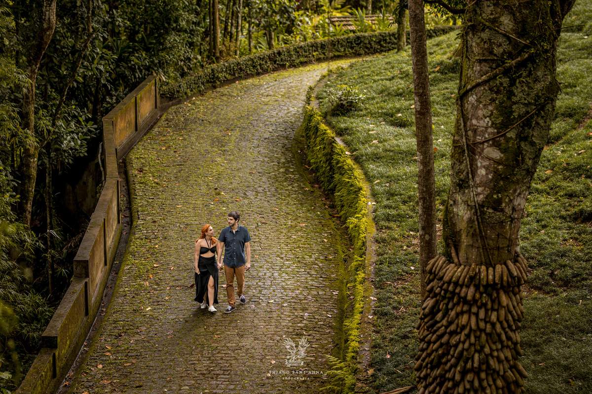 Ensaio casal pré wedding ambiente externo arborizado natureza 