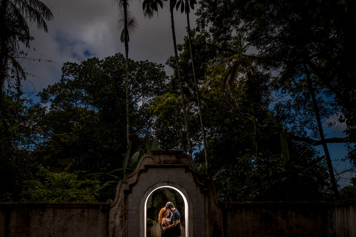 Ensaio casal pré wedding ambiente externo arborizado natureza 