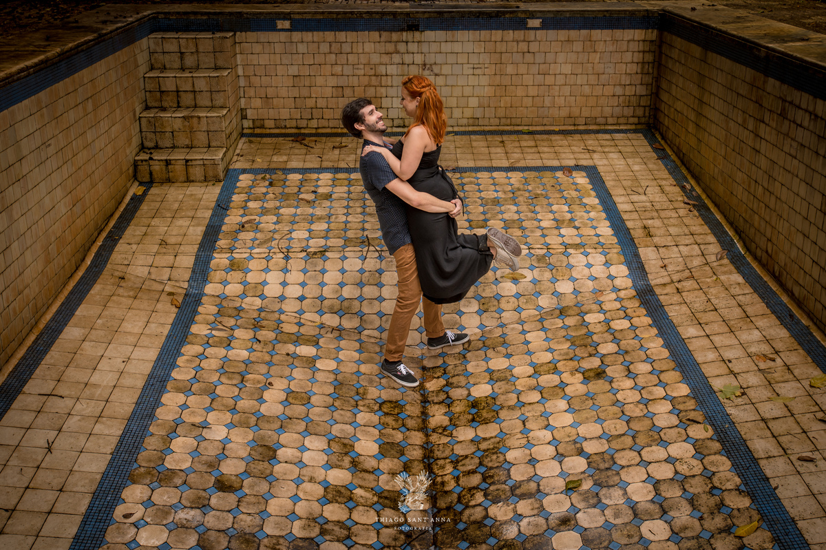 Ensaio casal pré wedding ambiente externo piscina vazia antiga