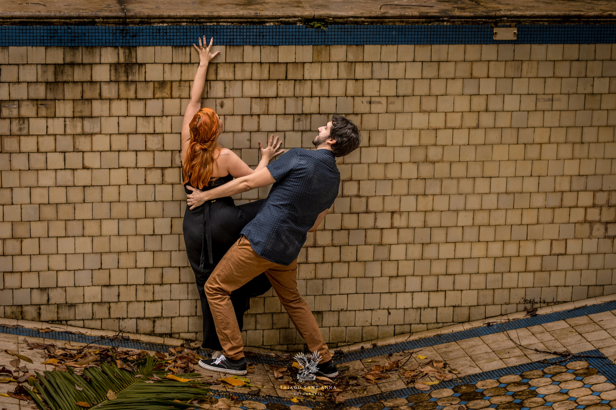 Ensaio casal pré wedding ambiente externo piscina vazia antiga