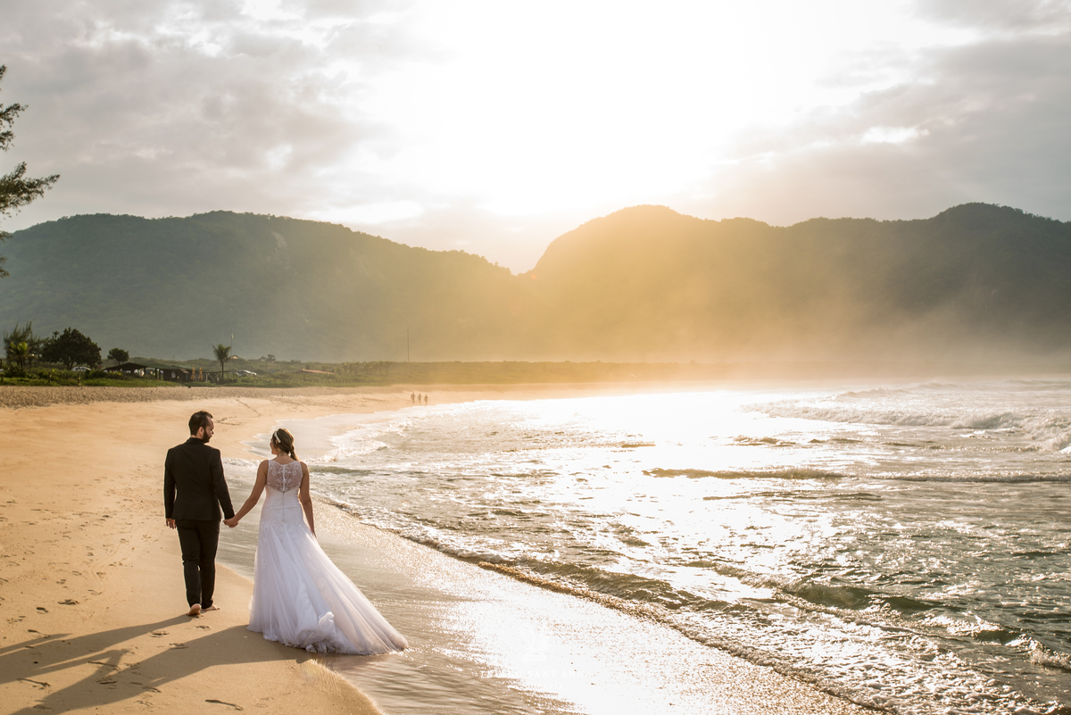 Ensaio pós casamento ambiente externo paisagem praia
