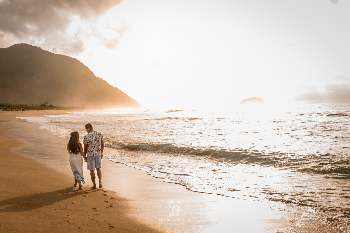 Ensaio pré wedding ambiente externo paisagem praia Grumari