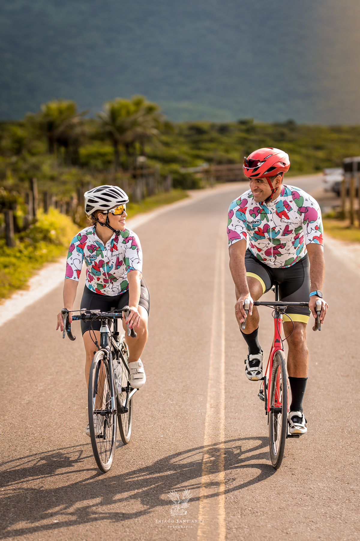 Ensaio pré wedding ambiente externo paisagem praia Grumari atletas bicicleta bike