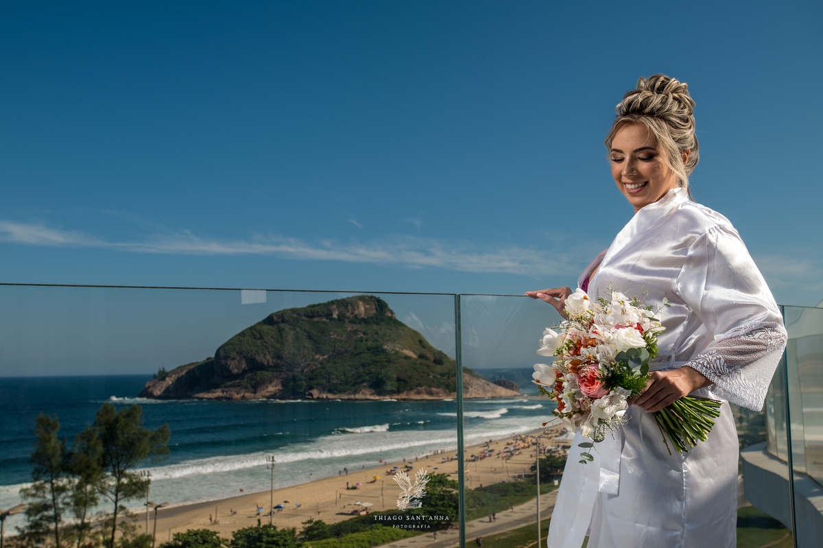 Noiva sacada vista praia sorriso