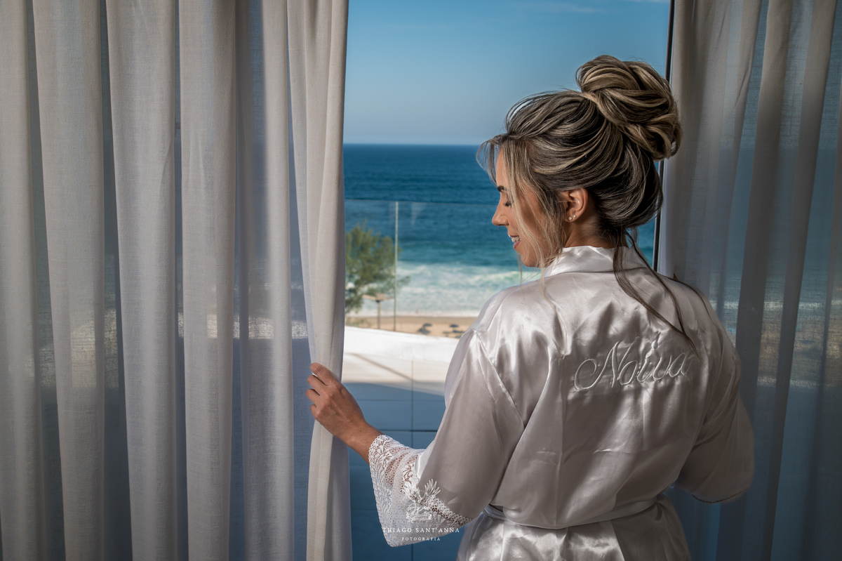 Noiva sorri na janela cortinas