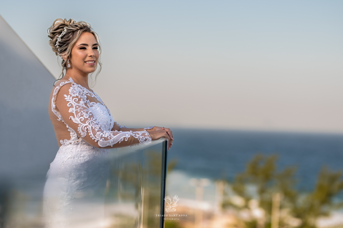 Making of da noiva observa a vista na sacada