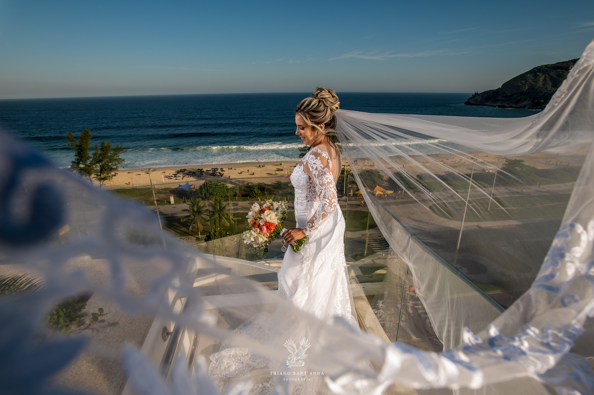 Véu vestido buquê paisagem praia