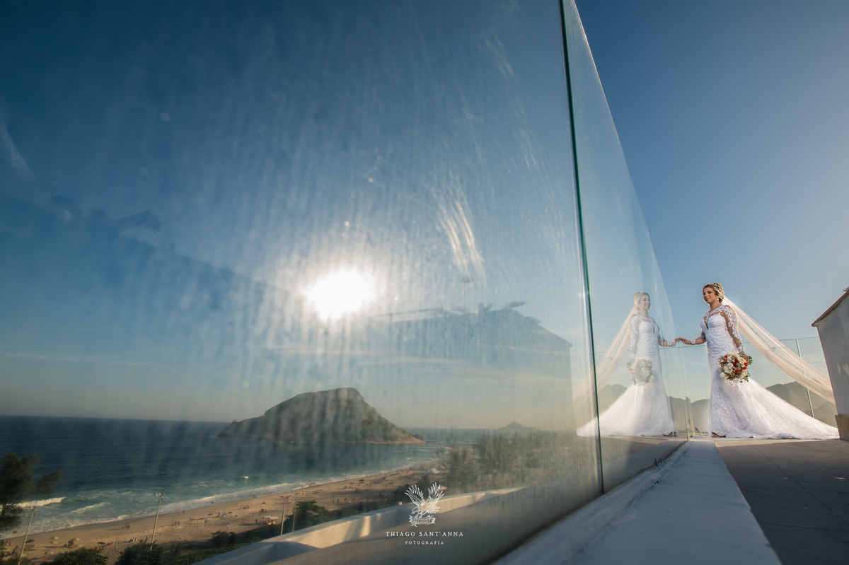 Noiva observa paisagem praia sol reflexo