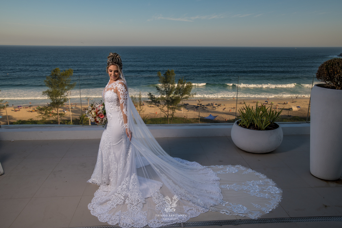 Noiva véu vestido buquê paisagem praia