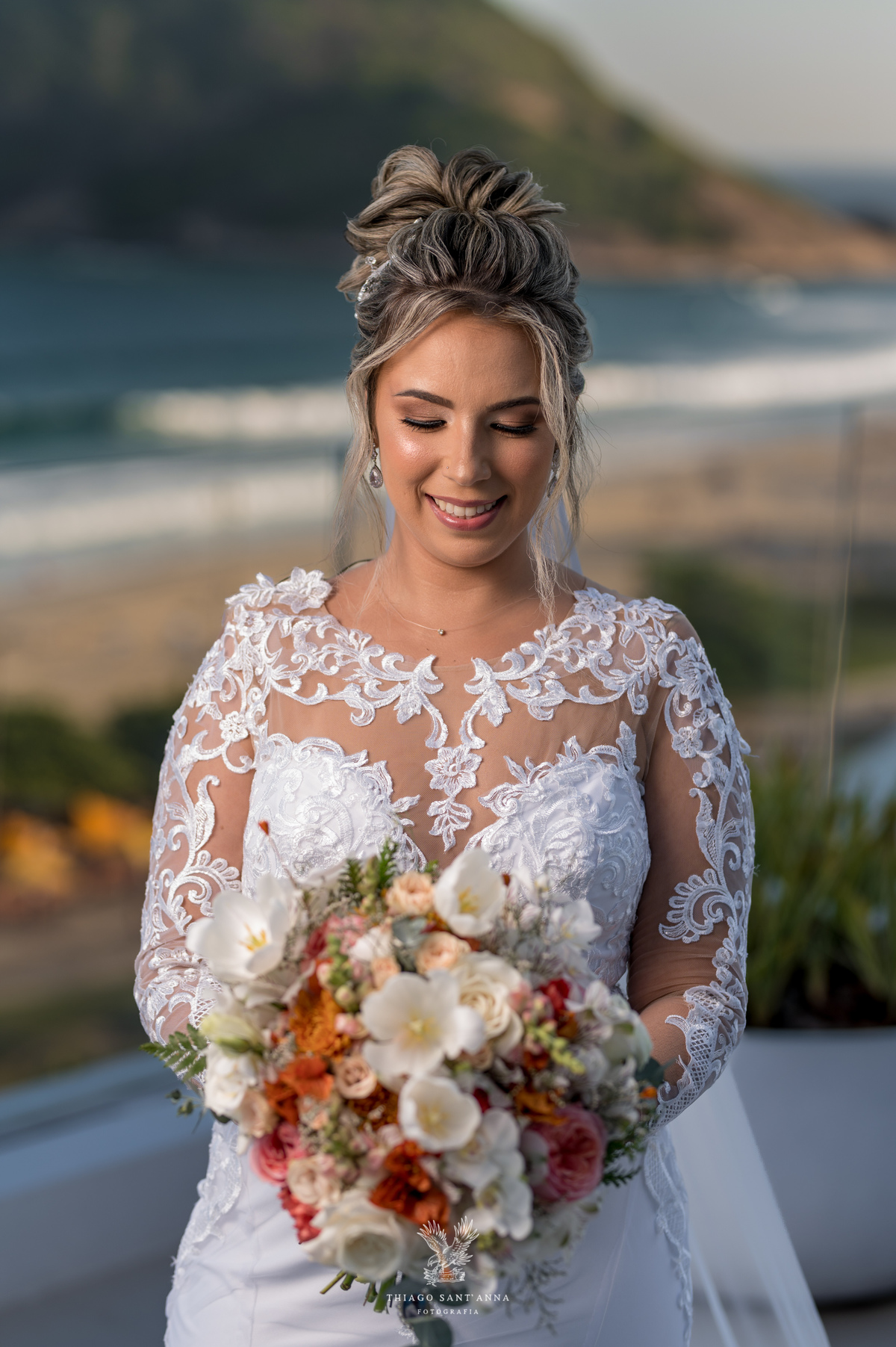 Noiva vestido buquê sorriso paisagem praia