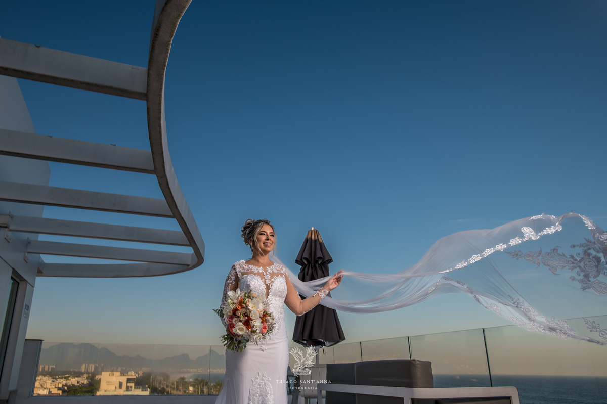 Noiva vestido buquê véu voando sorriso céu azul