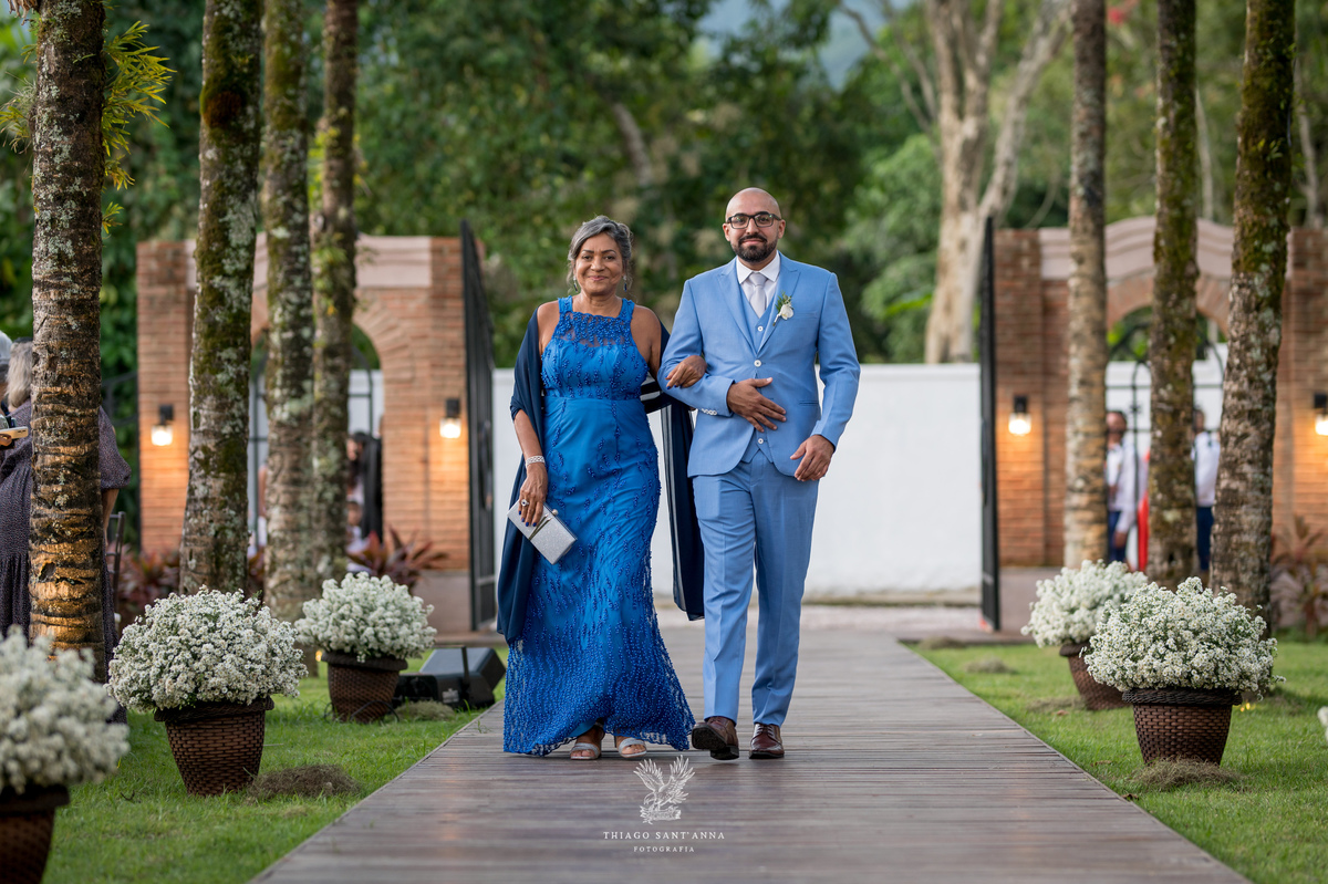 Entrada do noivo com sua mãe