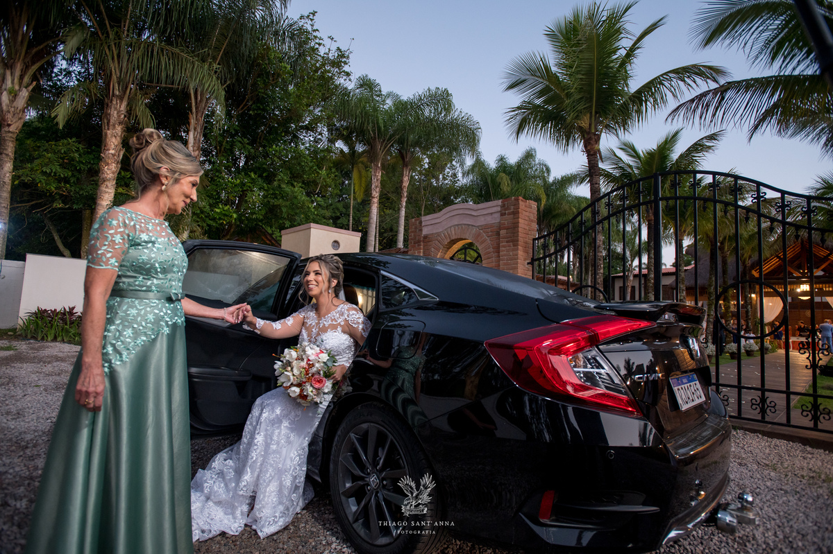 chegada da noiva na cerimônia recebida no carro pela mãe