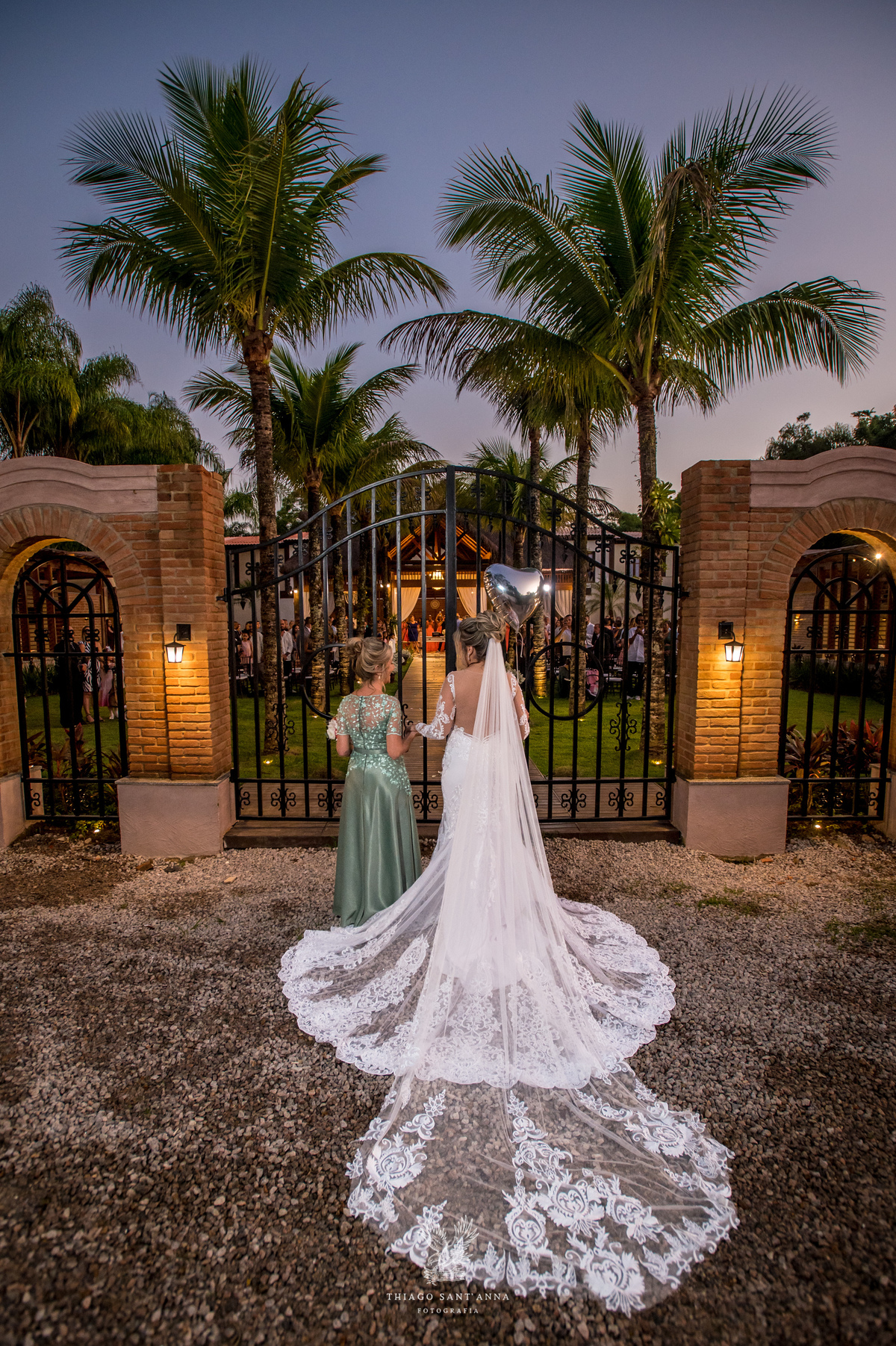 Entrada da noiva com sua mãe