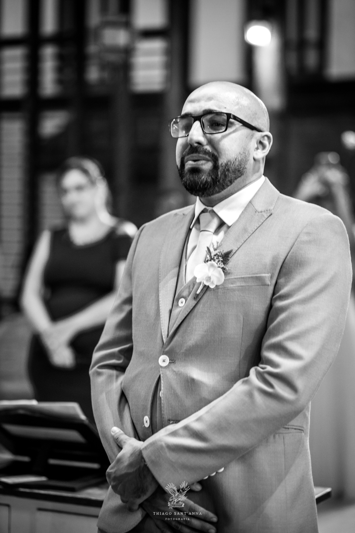 Noivo aguarda noiva no altar preto e branco