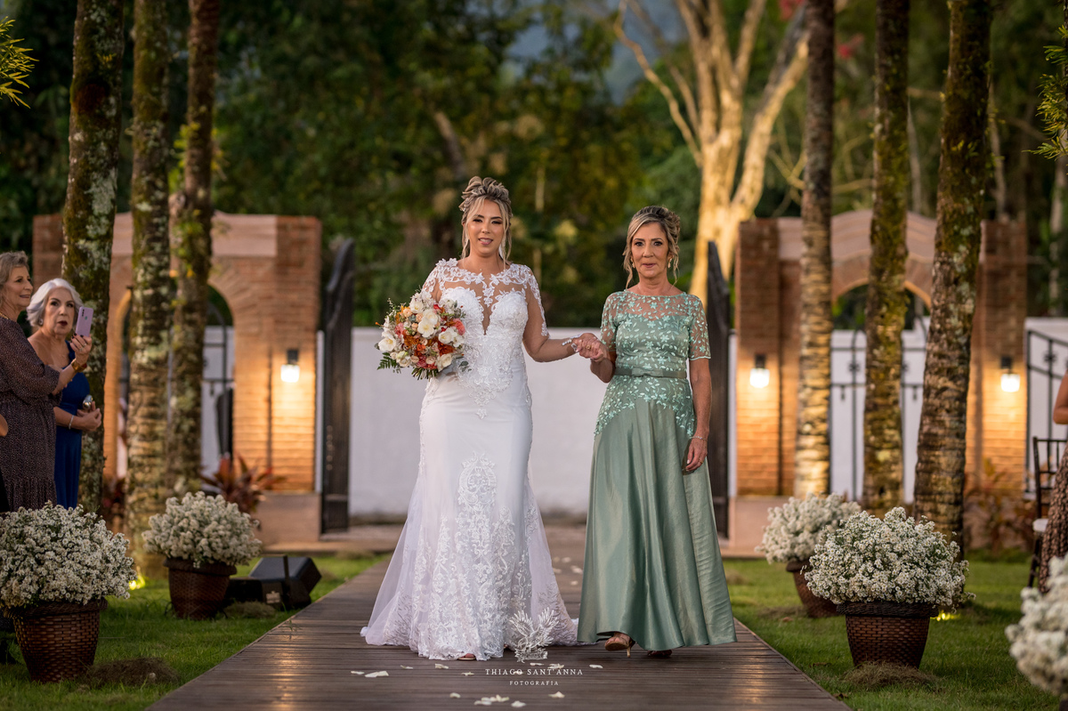 Entrada da noiva com sua mãe