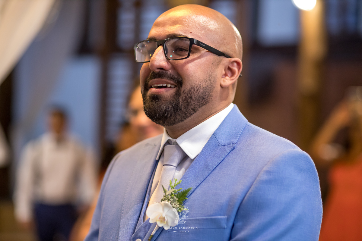 Noivo emocionado no altar 