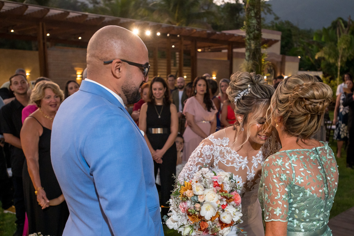 Mãe da noiva beija testa da filha noivo aguarda 