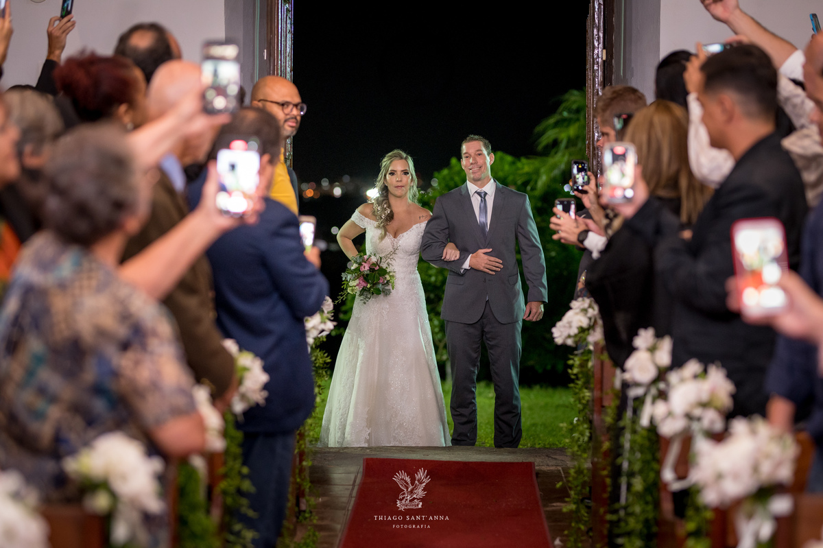 Entrada da noiva na igreja com seu irmão