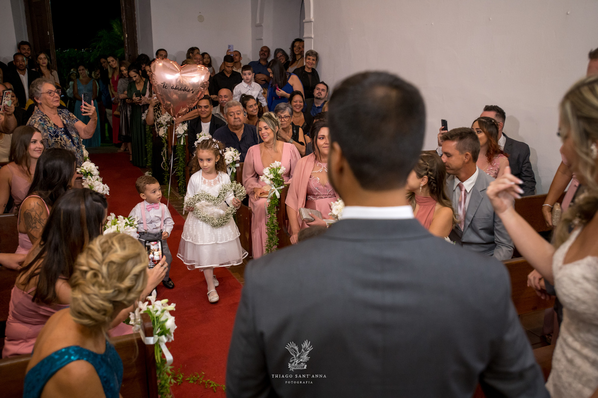 Noivos no altar recebem dama de honra e pajem