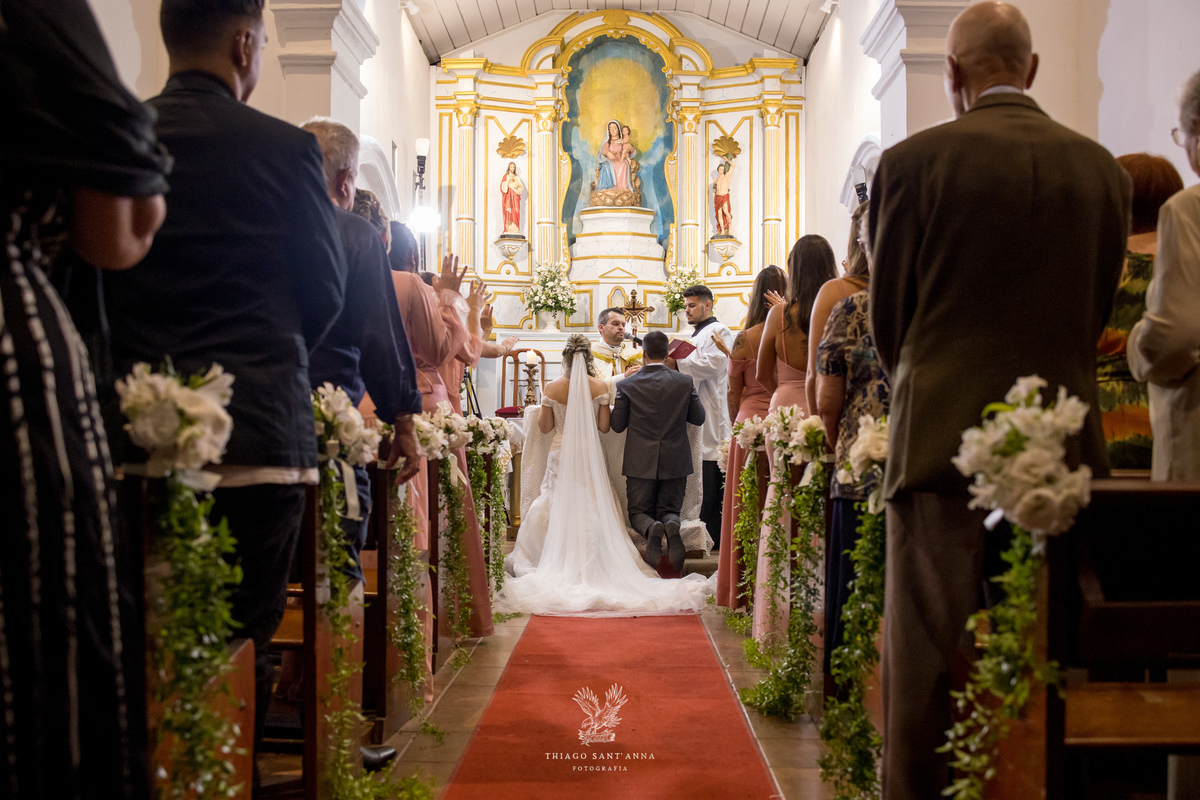 Noivos no altar padre celebra a missa