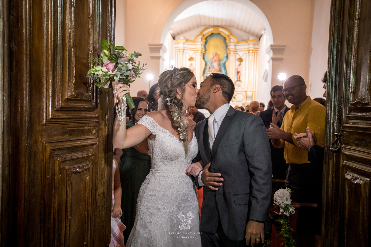 Saída dos noivos da igreja beijo