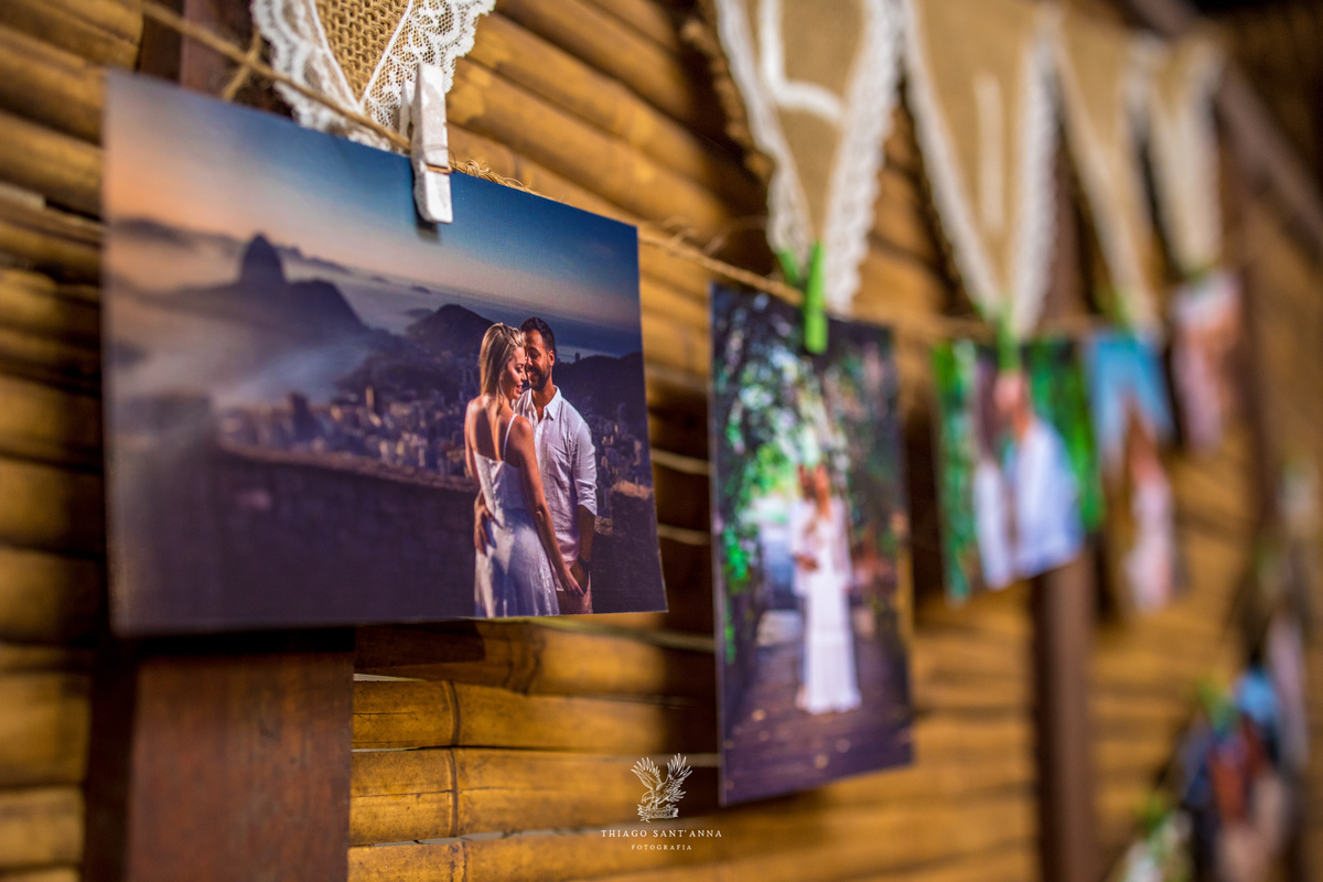 Varal de memórias decoração com fotos dos noivos