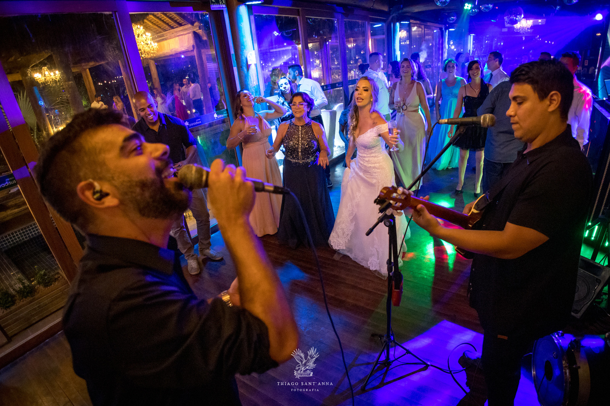 Músicos tocam em festa de casamento