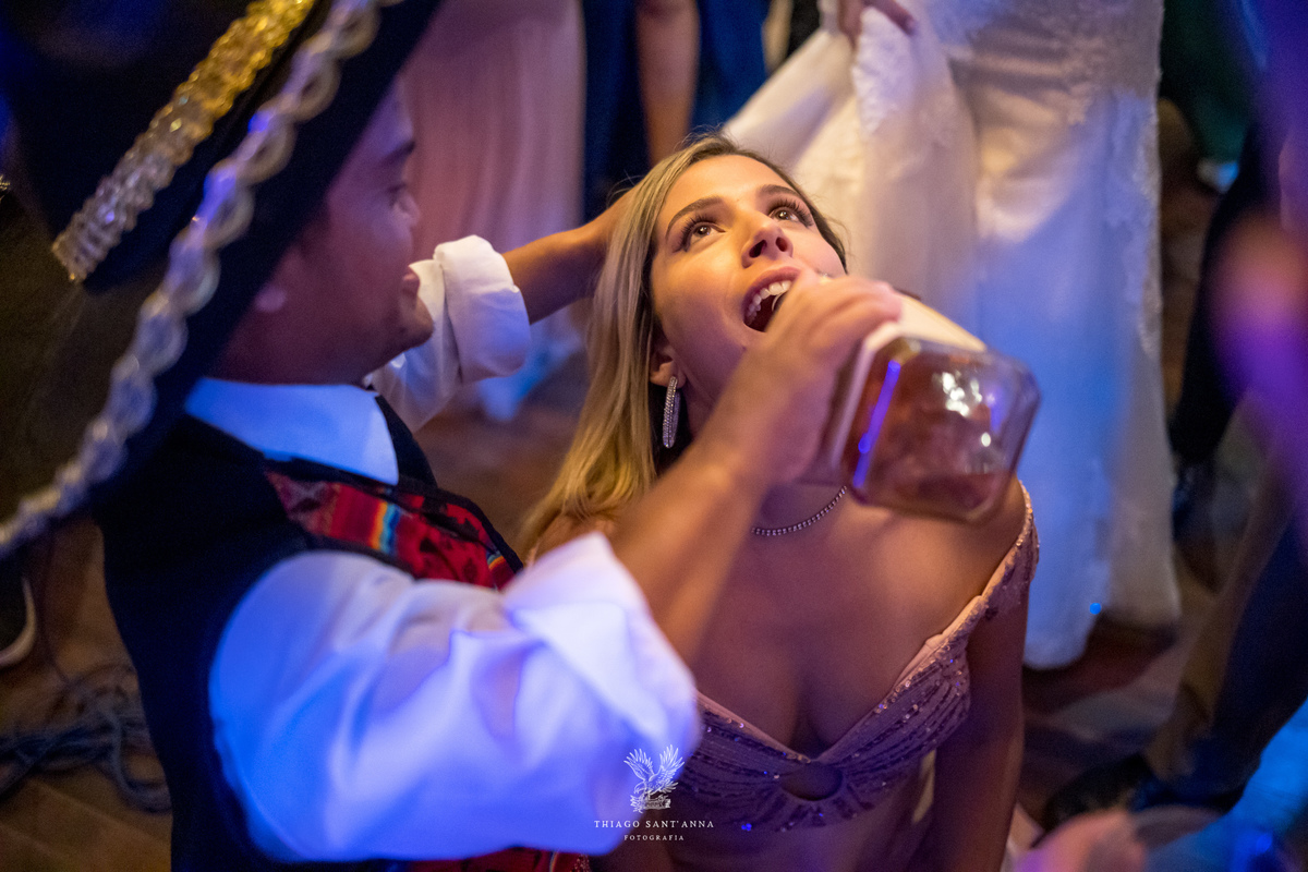 Anão tequileiro derrama tequila na boca de convidado