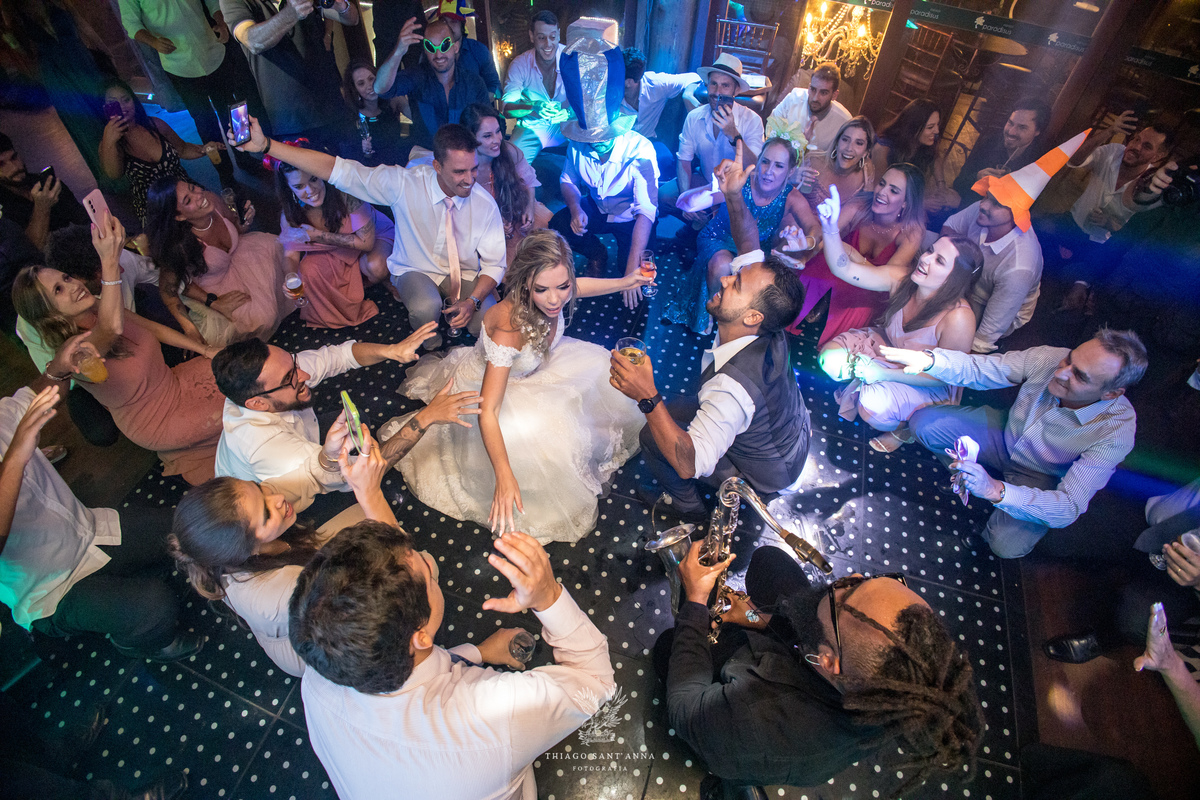 Noivos convidados e músico na pista de dança