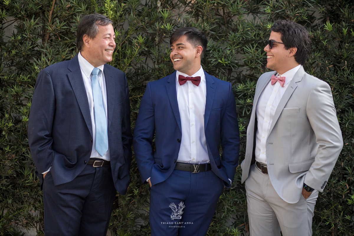 Making of do noivo terno azul gravata borboleta vermelha familiares