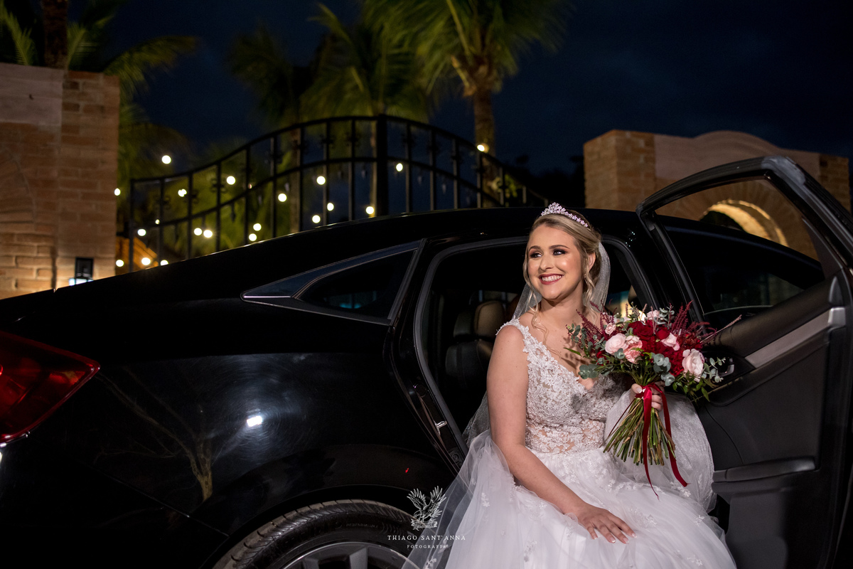 Noiva saindo do carro