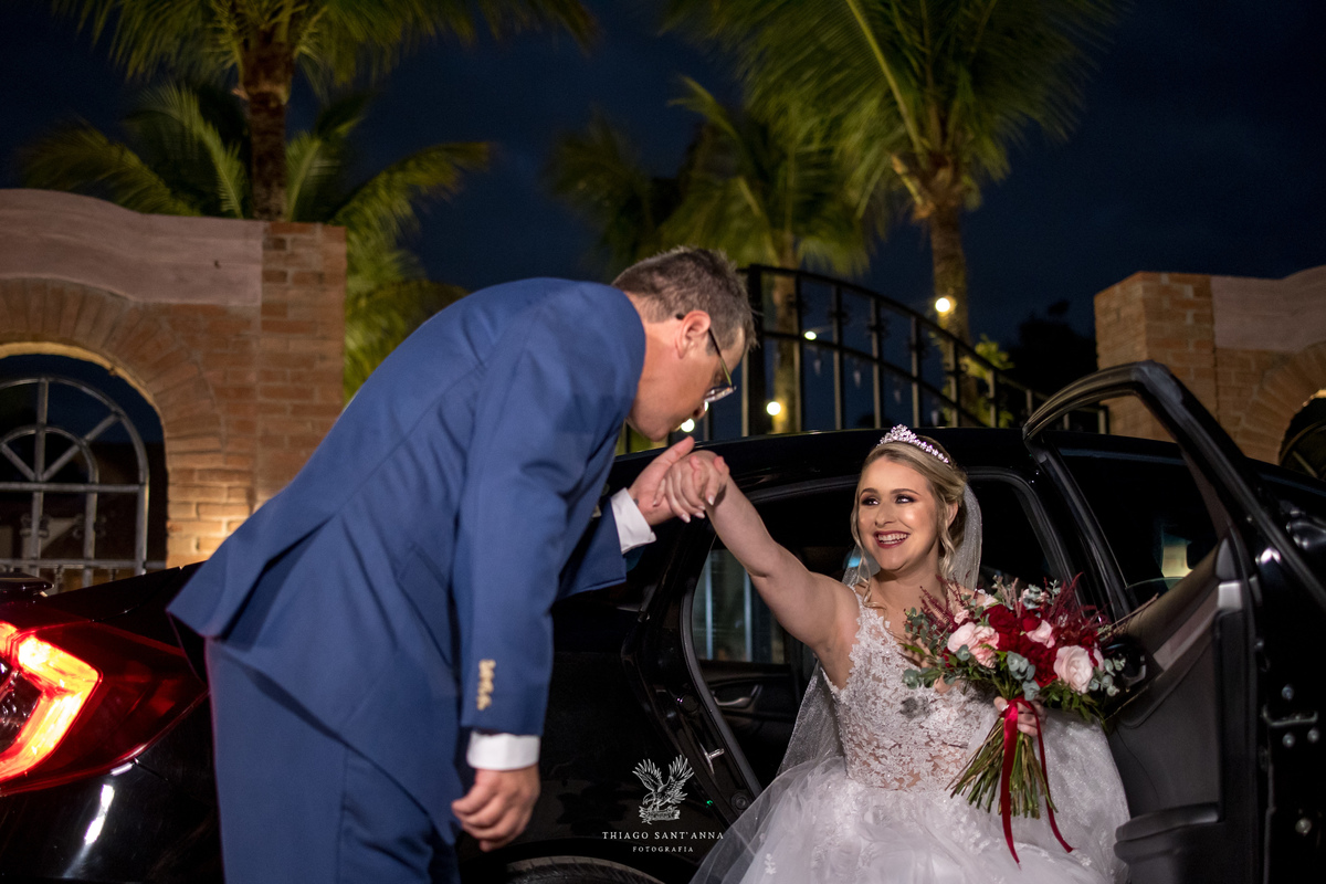 Noiva saindo do carro