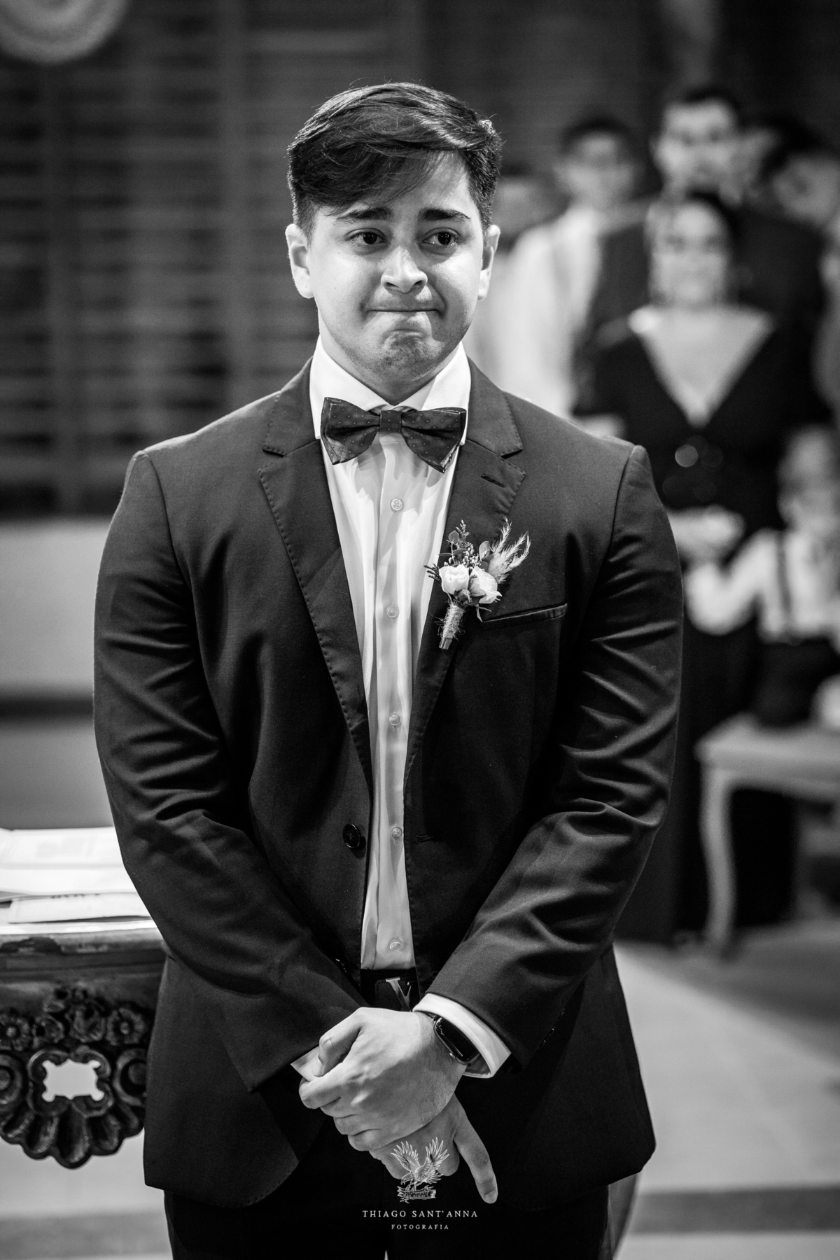 Noivo no altar preto e branco