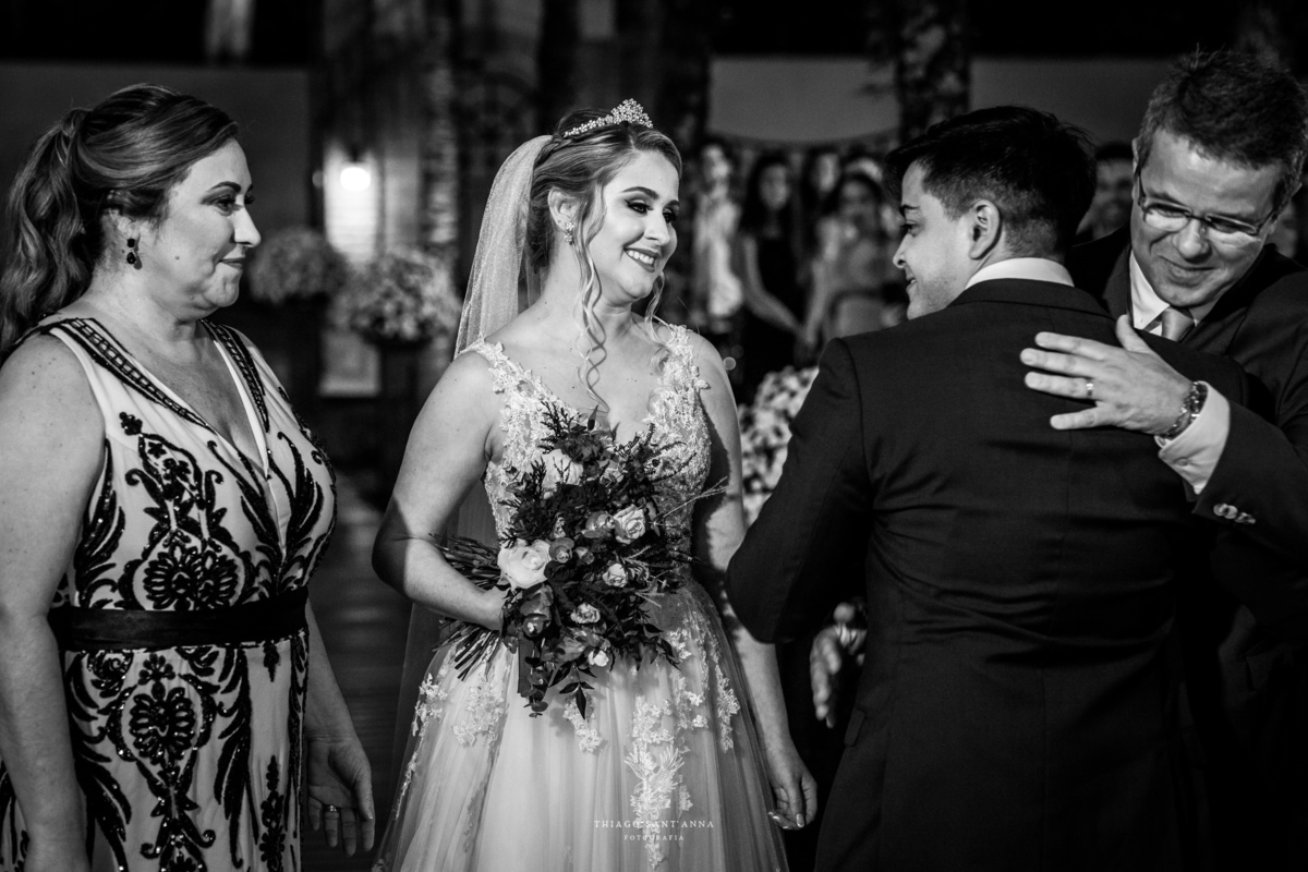 Chegada da noiva no altar pai abraça noivo preto e branco