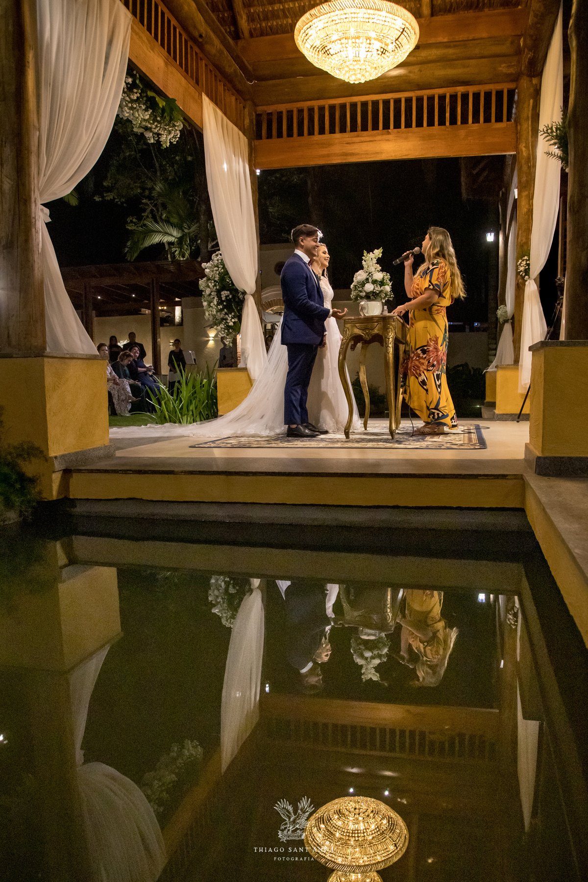 Noivos no altar reflexo