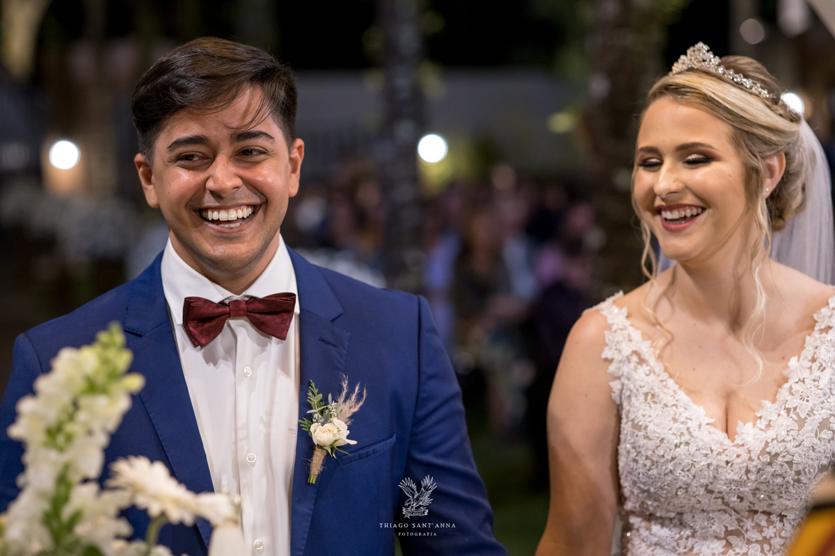 Noivos sorrindo no altar