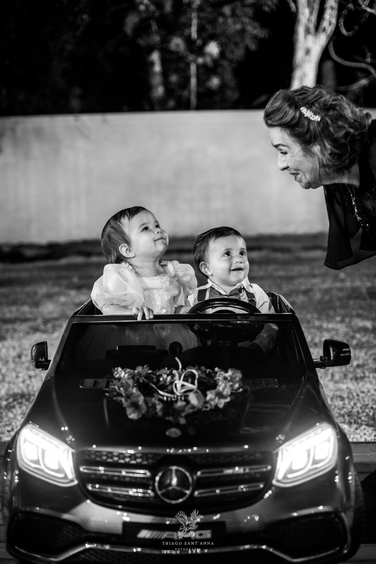 Entrada de pajem e dama de honra as alianças em carrinho de brinquedo guiado pela avó