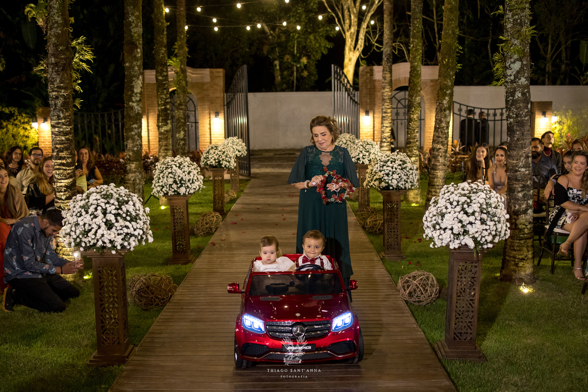 Entrada de pajem e dama de honra as alianças em carrinho de brinquedo guiado pela avó