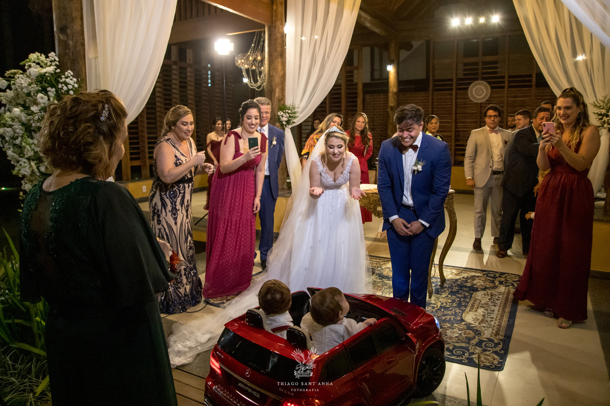 Entrada de pajem e dama de honra as alianças em carrinho de brinquedo guiado pela avó