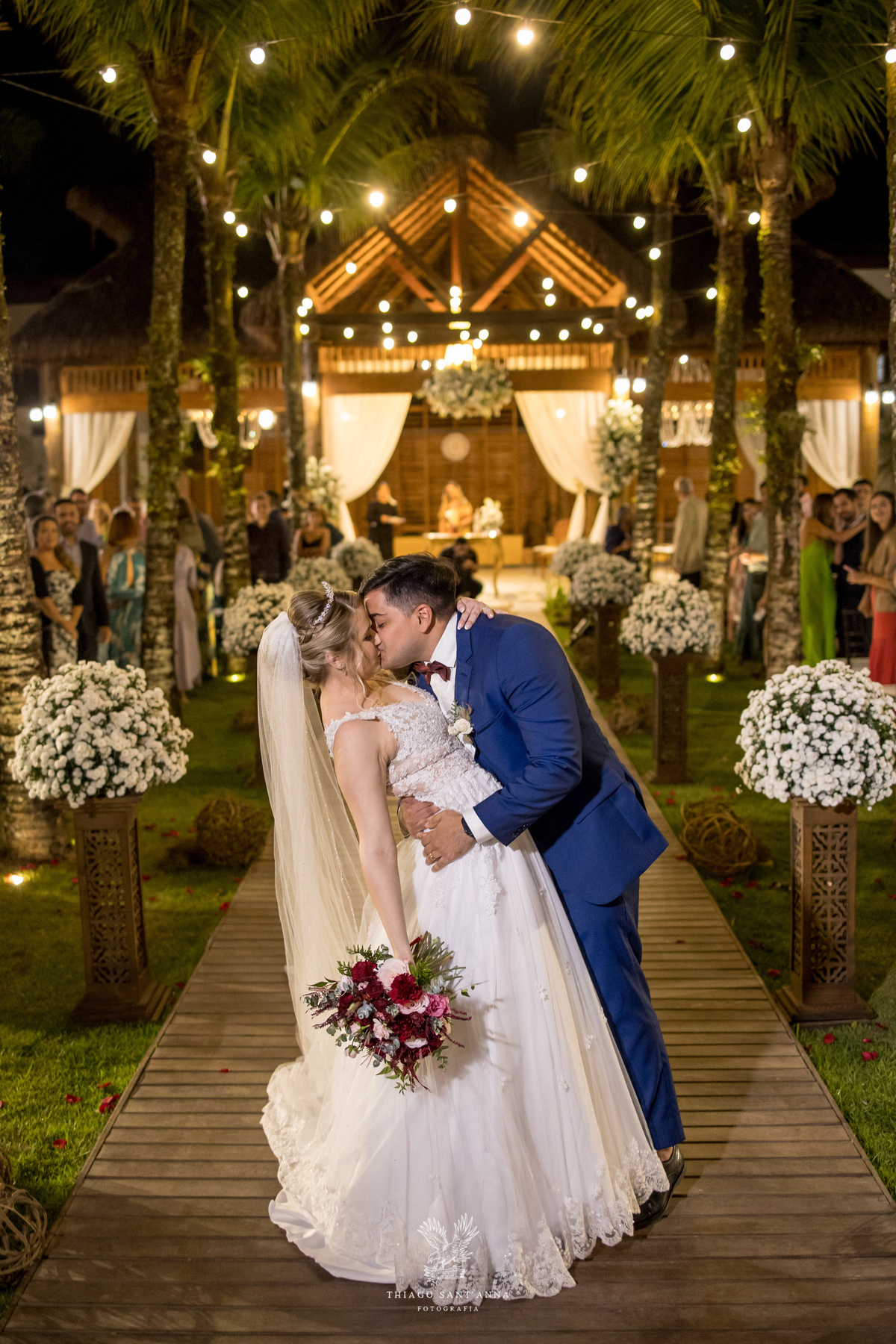 Beijo saída dos noivos 